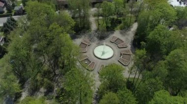 Şehir merkezindeki güzel Park Çeşmesi Jaslo Hava Manzarası Polonya. Yüksek kalite 4k görüntü