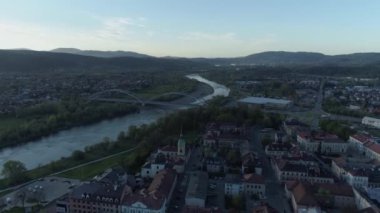 Güzel Panorama Nehri Köprüsü Dağları Şimdi Sacz Hava Manzarası Polonya. Yüksek kalite 4k görüntü