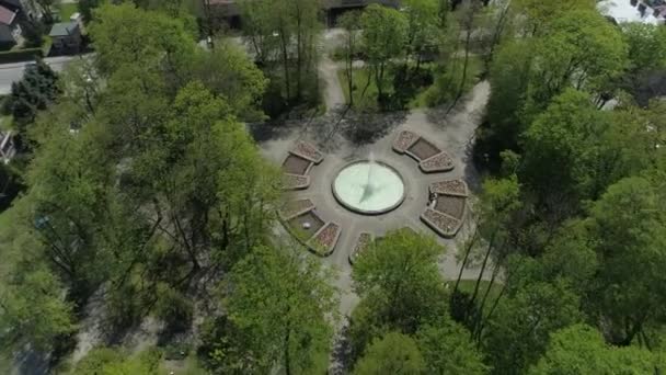 美しいパークダウンタウン噴水ジャスロ空中ビューポーランド 高品質の4K映像 — ストック動画