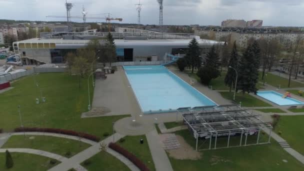 スポーツセンター スイミング プール Mielec Aerial View Poland 高品質の4K映像 — ストック動画