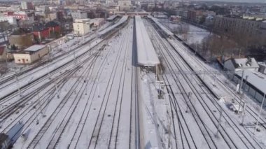 Güzel Panorama Demiryolu Karlı Czestochowa Hava Manzarası Polonya 'yı İzliyor. Yüksek kalite 4k görüntü