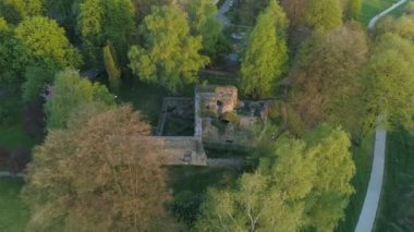 Kale, şimdi Sacz 'in hava manzaralı Polonya' yı mahvediyor. Yüksek kalite 4k görüntü