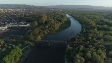 Güzel Panorama Nehri Köprüsü Dağları Şimdi Sacz Hava Manzarası Polonya. Yüksek kalite 4k görüntü