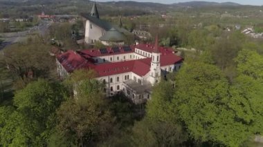 Beyaz Manastır Sacz Hava Manastırı Polonya 'yı gösteriyor. Yüksek kalite 4k görüntü