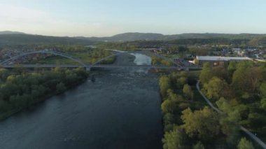 Güzel Panorama Nehri Köprüsü Dağları Şimdi Sacz Hava Manzarası Polonya. Yüksek kalite 4k görüntü