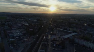 Güzel Panorama Günbatımı Krosno Hava Görüntüsü Polonya 'yı izliyor. Yüksek kalite 4k görüntü