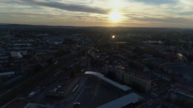 Güzel Panorama Günbatımı Krosno Hava Görüntüsü Polonya 'yı izliyor. Yüksek kalite 4k görüntü