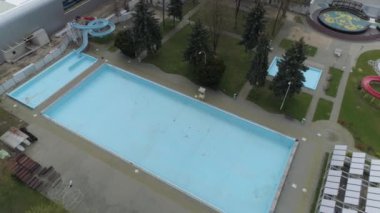 Spor Merkezi Yüzme Havuzu Mielec Hava Görünümü Polonya. Yüksek kalite 4k görüntü