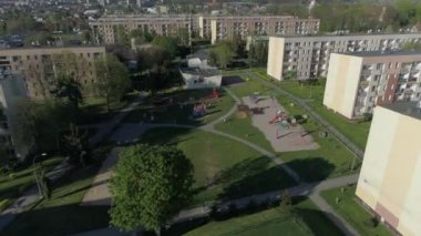 Çocuk parkı Konutları Nowy Sacz Havacılık Görünümü Polonya. Yüksek kalite 4k görüntü