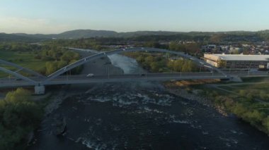 Güzel Panorama Nehri Köprüsü Dağları Şimdi Sacz Hava Manzarası Polonya. Yüksek kalite 4k görüntü