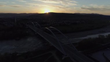 Güzel Günbatımı Köprüsü Nehri Nowy Sacz Hava Manzarası Polonya. Yüksek kalite 4k görüntü