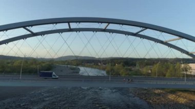 Güzel Panorama Nehri Köprüsü Dağları Şimdi Sacz Hava Manzarası Polonya. Yüksek kalite 4k görüntü