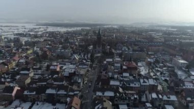 Şehir merkezindeki güzel Panorama Kilisesi Nowy Targ Hava Manzarası Polonya. Yüksek kalite 4k görüntü