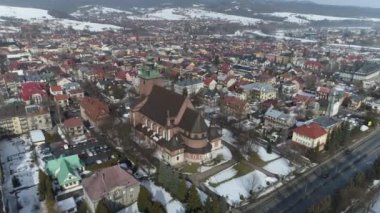 Şehir merkezindeki güzel Panorama Kilisesi Nowy Targ Hava Manzarası Polonya. Yüksek kalite 4k görüntü