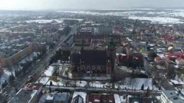 Şehir merkezindeki güzel kilise Targ Targ Hava Manzarası Polonya. Yüksek kalite 4k görüntü