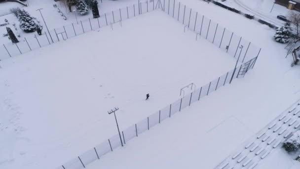 Hermoso Campo Fútbol Nieve Przytorze Belchatow Vista Aérea Polonia Imágenes — Vídeo de stock