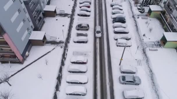 Зимові Автомобілі Сніговому Бункеті Внизу Повітряний Вигляд Польща Високоякісні Кадри — стокове відео