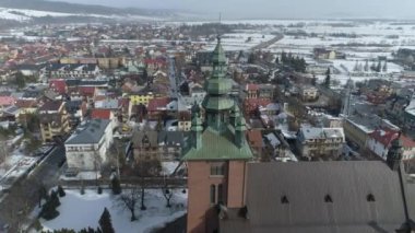 Şehir merkezindeki güzel Panorama Kilisesi Nowy Targ Hava Manzarası Polonya. Yüksek kalite 4k görüntü