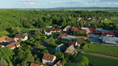 Güzel Panorama Evleri Gieraltowiec Hava Manzaralı Polonya. Yüksek kalite 4k görüntü