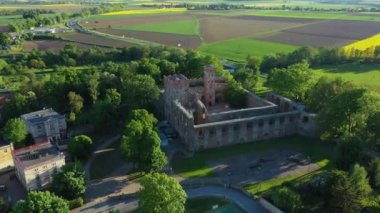 Güzel Eski Zabkowice Kalesi Slaskie Hava Manzarası Polonya. Yüksek kalite 4k görüntü