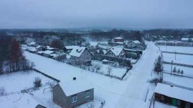 Güzel Kış Yolu Evleri Skorkowice Hava Manzaralı Polonya. Yüksek kalite 4k görüntü