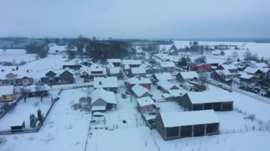 Güzel kış manzaralı evler Skorkowice Hava manzaralı Polonya. Yüksek kalite 4k görüntü