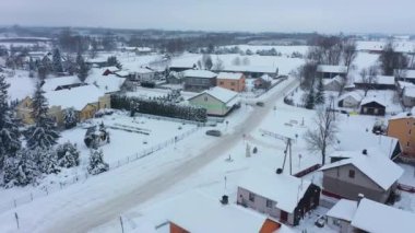 Güzel kış manzaralı evler Skorkowice Hava manzaralı Polonya. Yüksek kalite 4k görüntü