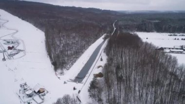 Güzel Orman Dağı Tepesi Gora Kamiensk Hava Manzarası Polonya. Yüksek kalite 4k görüntü
