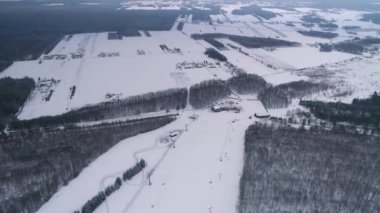 Güzel Dağ Tepesi Gora Kamiensk Hava Manzarası Polonya. Yüksek kalite 4k görüntü