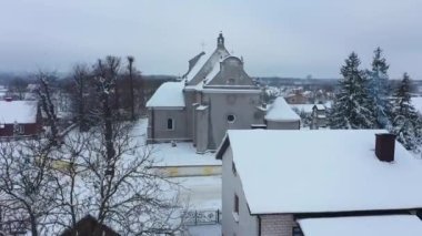 Güzel kilise Kış Skorkowice Hava Manzarası Polonya. Yüksek kalite 4k görüntü