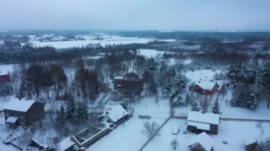 Güzel Kış Yolu Evleri Skorkowice Hava Manzaralı Polonya. Yüksek kalite 4k görüntü