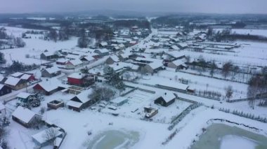 Güzel kış manzaralı evler Skorkowice Hava manzaralı Polonya. Yüksek kalite 4k görüntü