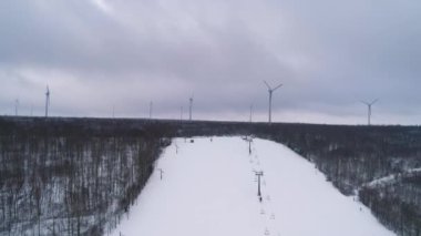 Rüzgar Çiftliği Tepesi Gora Kamiensk Hava Görüntüsü Polonya. Yüksek kalite 4k görüntü