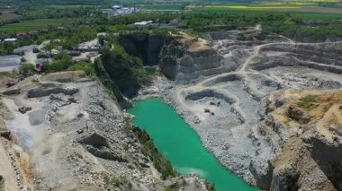 Taş ocakları maden ocağı Strzelin hava manzaralı Polonya. Yüksek kalite 4k görüntü