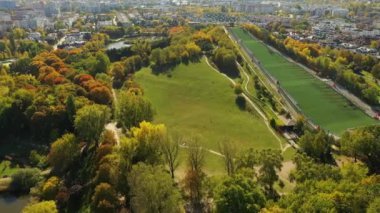 Güzel tepe Szczesliwice Park Ochota Varşova Hava Manzarası Polonya. Yüksek kalite 4k görüntü
