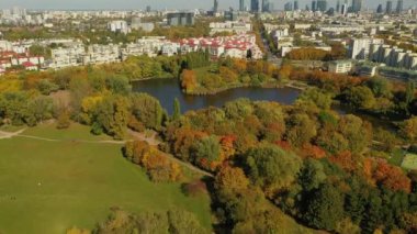 Güzel Szczesliwice Park Ochota Varşova Hava Manzarası Polonya. Yüksek kalite 4k görüntü