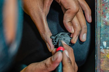 Emaye boyası kullanılarak yapılan akrilik ve rengarenk iğne işçiliğinin ayrıntıları, temizlikten boyamaya kadar tüm işlemler küçük bir ev atölyesinde yapılır.