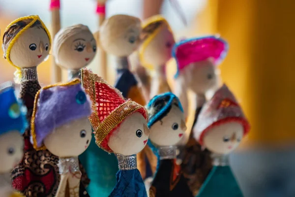 Stock image Details of the decoration of the end of the pencil With knick-knacks resembling dolls with various shapes and decorations, the wooden craft of rik-rok