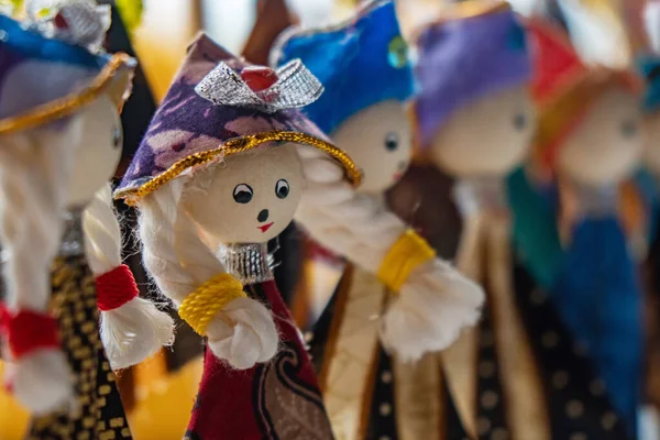 鉛筆の端の装飾の詳細様々な形や装飾を持つ人形に似たノックナックで リックロックの木製の工芸品 ロイヤリティフリーのストック画像