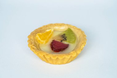 Beyaz arka planda servis edilen portakal, çilek ve kivi dilimleriyle kaplı Endonezya usulü tipik bir atıştırmalık.