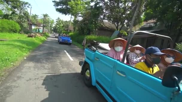 在印度尼西亚爪哇中部的Borobudur旅游村 开着一辆Safari汽车穿越仍很美丽的村庄和稻田的旅行经历 — 图库视频影像