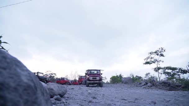 在印度尼西亚日惹Gunung Kidul驾驶吉普车穿越仍然美丽的村庄 稻田和山丘的旅行经历 — 图库视频影像