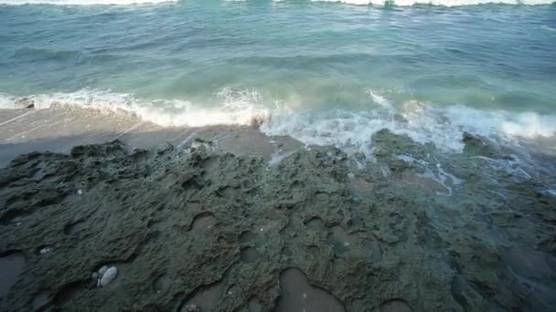 Удивительное Побережье Волнами Гунунг Кидуле Индонезия Экзотический Пляж Имеет Хорошие — стоковое видео