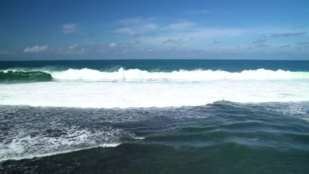Incredibile Costa Con Onde Ondulate Gunung Kidul Indonesia Questa Spiaggia — Video Stock