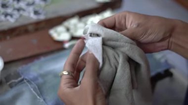 Emaye boyası kullanılarak yapılan akrilik ve renkte iğne yapma süreci, temizlik, boya, cilalama ve boyama süreçleri zanaatkarlar tarafından yapılır.