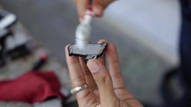 Emaye boyası kullanılarak yapılan akrilik ve renkte iğne yapma süreci, temizlik, boya, cilalama ve boyama süreçleri zanaatkarlar tarafından yapılır.