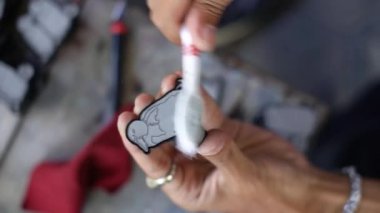 Emaye boyası kullanılarak yapılan akrilik ve renkte iğne yapma süreci, temizlik, boya, cilalama ve boyama süreçleri zanaatkarlar tarafından yapılır.