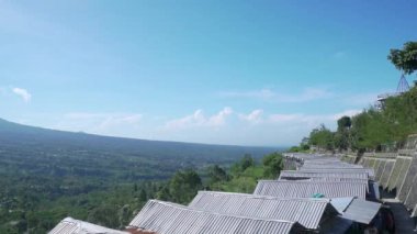 Merapi Dağı ve Merbabu Dağı 'nın panoramik manzarası altında pirinç tarlaları ve arkalarında Ketep Pass, Magelang, Central Java, Endonezya' dan mavi gökyüzü.