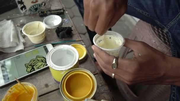 Processo Fabricação Alfinetes Artesanais Feitos Acrílico Colorido Usando Tinta Esmalte — Vídeo de Stock