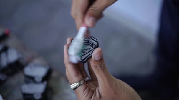 에나멜 페인트를 사용하여 아크릴 색상으로 공예용 만드는 페인트칠 광택을 과정은 — 비디오